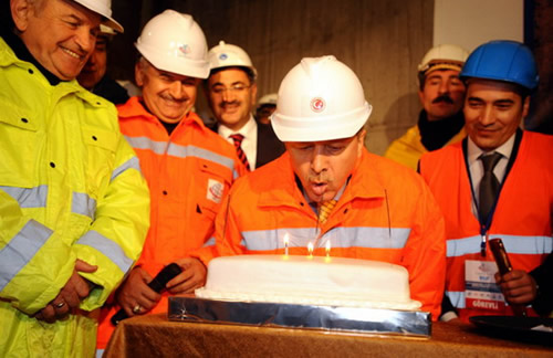 Başbakan Erdoğan, Marmaray tüp geçit tünelinde inceleme yaptığı sırada doğum günü sürprizi ile karşılaştı.