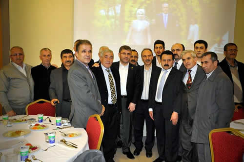skdar Belediye Bakan Aday Hilmi Trkmen, Sivil Toplum Kurulular'nn temsilcileriyle Boazii Yaam Merkezi'ndeki yemekte bir araya geldi.