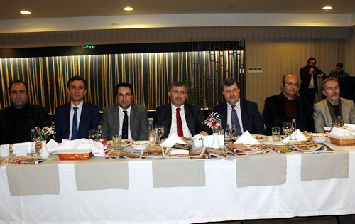 Bakan Hilmi Trkmen, yemee katlan gazetecilerin masalarn ziyaret ederek gazeteciler gnn tebrik etti.