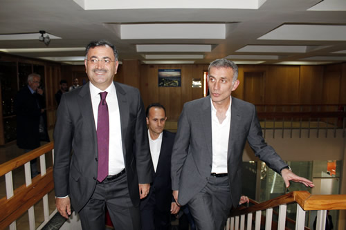 Trabzonspor Kulp Bakan brahim Hacosmanolu, skdar Belediye Bakan Mustafa Kara'y makamnda ziyaret etti.