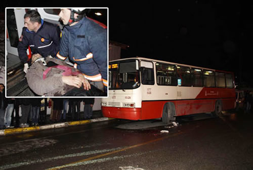 Üsküdar'da dün akşam körüklü bir İETT otobüsü manevra yaparken başka bir otobüse yetişmeye çalışan vatandaşlara çarptı.