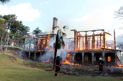 Fethi Paa Korusu'nda bulunan 1,5 asrlk Tarihi Hseyin Avni Paa Kk, yangnn ardndan kullanlamaz hale geldi.
