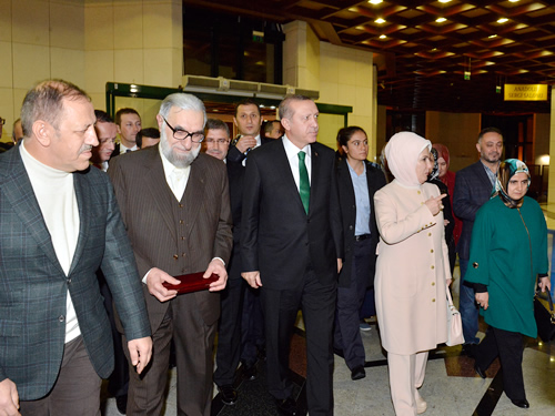 Hattat Hasan elebi'nin hayatnn anlatld ksa bir film gsterimi yapldktan sonra Cumhurbakan Erdoan eiyle birlikte salona geldi.