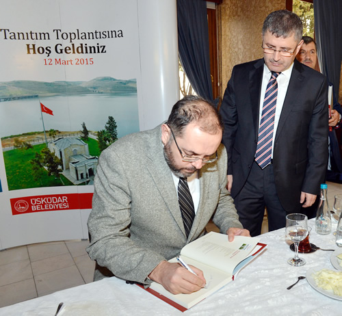 Prof. Dr. Erhan Afyoncu yeni kitabn imzalayarak skdar Belediye Bakan Hilmi Trkmen'e hediye etti.