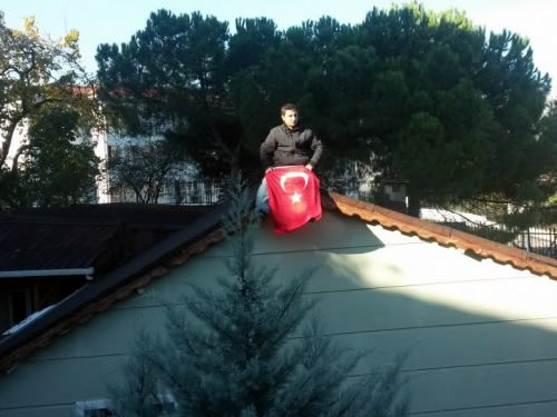 Yıkımı engellemek isteyen bir genç elinde Türk bayrağıyla çatıya çıkarken, yaşlı bir kadın ise evinin yıkılmasını gözyaşları içinde izledi.