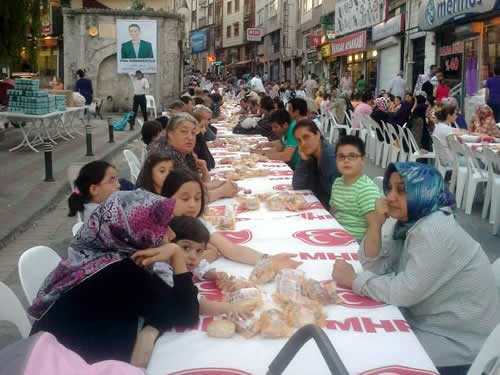 MHP skdar sokakta iftar dzenledi