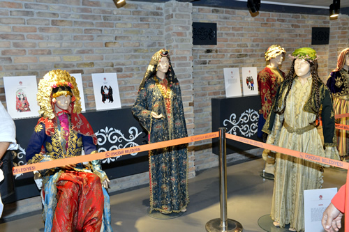 skdar Nevmekan alnda Sabiha Tansu'un koleksiyonundan oluan ''Anadolu Giysilerinde Tekstil Yolculuu'' isimli sergi de ziyarete ald.