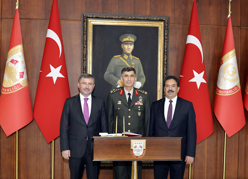 skdar Kaymakam Mustafa Gler ve skdar Belediye Bakan Hilmi Trkmen, 1'inci Ordu Komutanl'na yeni atanan Orgeneral Salih Zeki olak' makamnda ziyaret etti