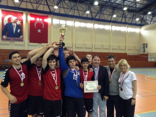 Nursen Fuat zday Ortaokulu Yldz Erkekler Hentbol Takm Trkiye 1.'si oldu