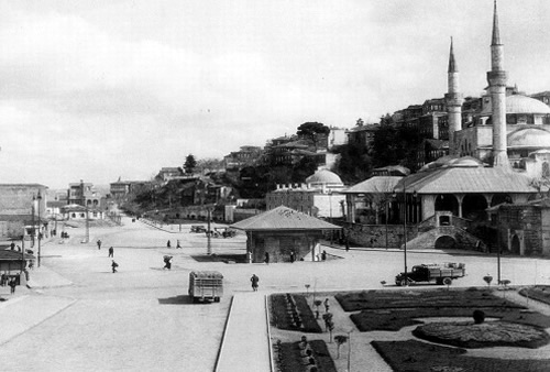 1926 yılına kadar il statüsünde olan Üsküdar aynı yıl yapılan yasal düzenlemeyle ilçe statüsüne getirilip İstanbul'a bağlandı.