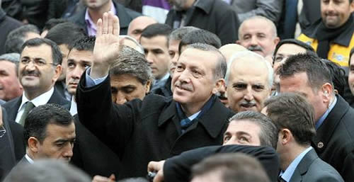 Başbakan Recep Tayyip Erdoğan, cuma namazını Üsküdar'daki Şakirin Camisi'nde kıldı.