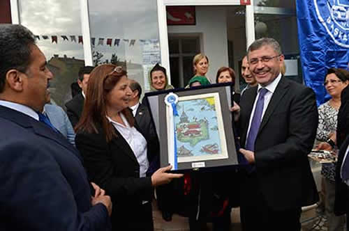 Açılışın ardından Üsküdar Belediye Başkanı Hilmi Türkmen, Ünalan Mahallesi Muhtarı Şimşek'e içerisinde Kız Kulesi resminin bulunduğu İstanbul Minyatürü albümünü hediye etti.