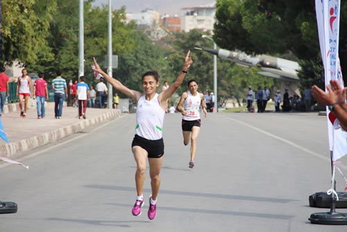 skdar Belediyesi Atletizim Kulb'nden  sporcu ilk e girerek yarmaya damgasn vurdu. 10 km kou sonunda birincilii 36.56 ile Esma Aydemir alrken, 36.59 ile zlem Kaya ikincilik, 37.08'lik derece ile Burcu Bykbezgin nclk elde etti.
