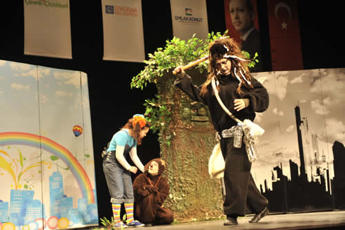 Çevre ve Şehircilik Bakanı Erdoğan Bayraktar, bakanlığın Üsküdar Belediyesi ile işbirliği halinde ilkokul 4. sınıf öğrencilerini ''Çevre Müfettişleri'' olarak yetiştirmek amacıyla düzenlediği proje kapsamında gerçekleştirilen tiyatro gösterisini izledi.