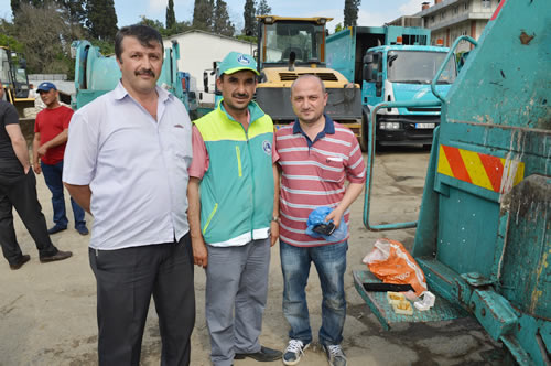 İşyerindeki çelik kasaya konulmak üzere teslim edilen altın emanetleri yanlışlıkla çöp konteynerına atan Murat Alkan'ın imdadına Üsküdar Belediyesi Temizlik İşleri ekipleri yetişti.