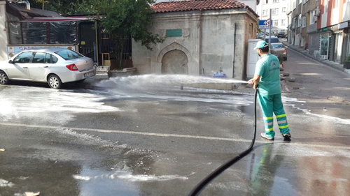 skdar Belediyesi Temizlik leri Mdrl'ne bal ekip, bu hafta sonu, Zeynep Kamil Mahallesi'ndeki, Tunus Ba, Cumhuriyet ve Dr. Fahri Atabey Kalan Caddeleri ile bal sokaklarn ykad.
