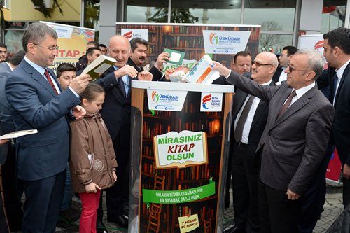 skdar Belediyesi, Ktphane Haftas dolaysyla Fatih Sultan Mehmet Vakf niversitesi ibirlii ile kitap toplama kampanyas balatt.