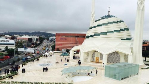 Marmara niversitesi lahiyat Fakltesi Camii, Cumhurbakan Recep Tayyip Erdoan'n da katld cuma namazyla birlikte bugn ibadete ald.