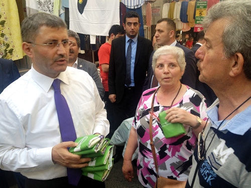 skdar Belediye Bakan Hilmi Trkmen, semt pazarlarndaki esnafa yeni tek tip kyafetler hediye etti. 