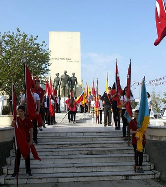 ''19 Mays Atatrk' Anma, Genlik ve Spor Bayram'' kutlamalar skdar emsipaa Meydan'nda bulunan Atatrk Antna elenk konulmas ile balad.