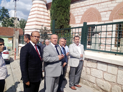skdar Belediyesi yneticileri ve bir gurup skdarl, Ktibim Aziz Bey'in Selami Ali Mahallesi'ndeki evi ve kabrini ziyaret etti.