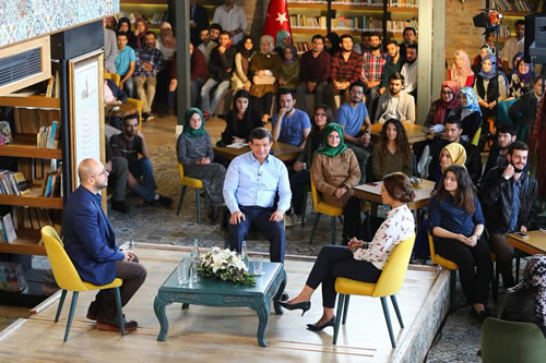 skdar Belediyesi'nin sanat galerisi, sahne ve kitapl kahve konseptiyle farkl bir harmoni sunan mekan ''Nevmekan'' AK Parti Genel Bakan ve Babakan Ahmet Davutolu'nu arlad.