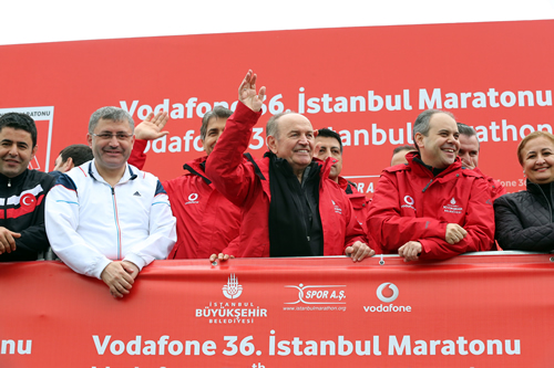 stanbul Bykehir Belediyesi'nin bu yl 36'ncsn dzenledii Vodafone stanbul Maratonu, 100 binin zerinde katlmc ve muhteem grntlerle dnyann en prestijli spor organizasyonlarnda biri olduunu bir kez daha gsterdi.