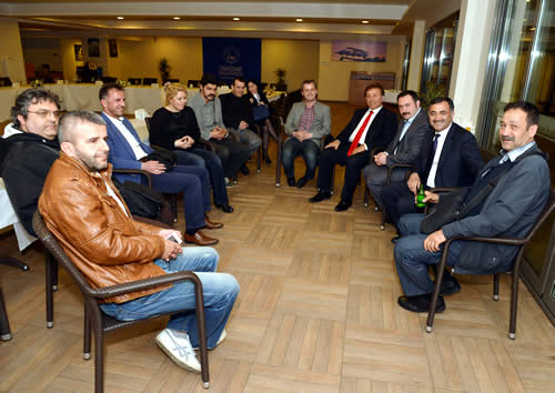 Yerel basn temsilcileriyle zellikle ilgilenen Mustafa Kara, zel olarak grt yerel basn temsilcilerine 5 yllk srete vermi olduklar destekten tr teekkr etti.