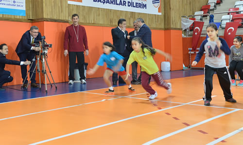 skdar'da bulunan ilkokul rencilerine atletizm sporunu sevdirme amacn tayan ligin start skdar Belediye Bakan Hilmi Trkmen tarafndan verildi.