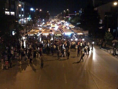 skdar'da toplu tama otobslerinin dolu gemesine sinirlenen vatandalar yolu trafie kapatt. 