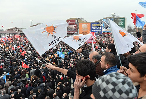 AK Parti, 30 Mart'ta yaplacak yerel seimlerde, genel seimlerde aldna yakn dzeyde oy almay hedefliyor.