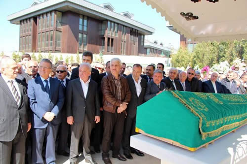 Cengiz Holding'in kurucusu iadam aban Cengiz, skdar Hz Ali Camii'nde cuma namaznn ardndan cenaze treni dzenlendi.
