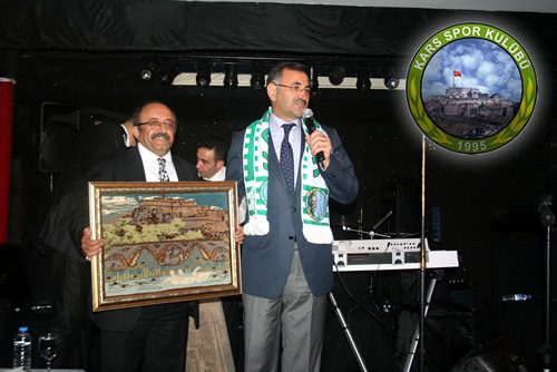 skdar Belediye Bakan Mustafa Kara, Karsspor'a 50 Bin Lira yardm yapt.