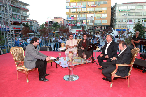 Avrupa Birlii Bakan ve Bamzakereci Egemen Ba ve mraniye Belediye Bakan Hasan Can daha sonra, Kanal A televizyonunun mraniye Meydan'ndan canl olarak yaynlad ftar Sevinci isimli programna konuk oldular.