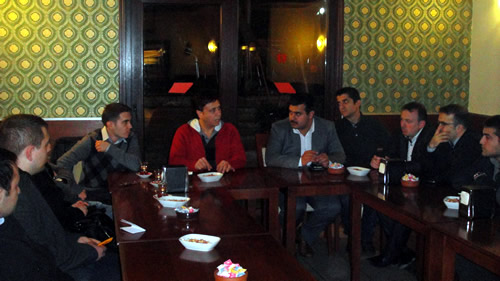 AK Parti skdar genlik kollar, Asm Yldrm'la ''Kahve molas'' verdi.