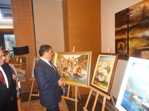 skdar Halk Eitimi Merkezi resim kursu kursiyerleri tarafndan yal boya ve kumlama teknii yaplan almalarn sergilendii resim sergisi Altunizade Mercure Otel'de ald.