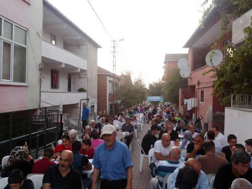 CHP skdar Genlik Kollar, Mehmet kif Ersoy Mahallesi Kk Namazgah Caddesi zerinde iftar dzenledi.