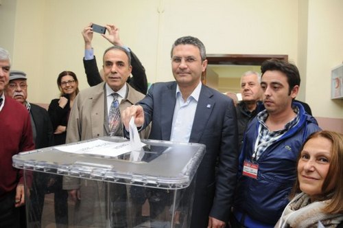 CHP stanbul l Bakan Ouz Kaan Salc da yesi olduu skdar ilesindeki Halil Rt lkretim Okulu'nda oy kulland.