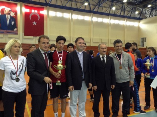 Nursen Fuat zday Ortaokulu Yldz Erkekler Hentbol Takm Trkiye 1.'si oldu