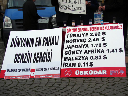 Saadet Partisi skdar'da, benzine gelen son zamlar ve benzindeki yksek vergi oranlarn protesto etti.