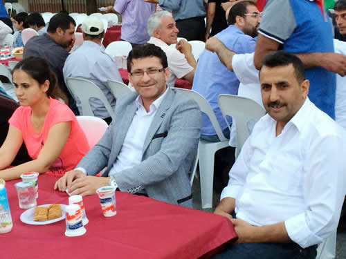 Gnl Sofras sokak iftar programna AK Parti skdar Belediye Meclis yesi Murat Yavuz ve smail Bulut da katlanlar arasndayd.
