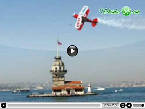 Akrobasi pilotu Murat Öztürk'den Üsküdar Kız Kulesi açıklarında muhteşem gösteri