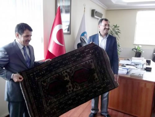 skdar Belediye Bakan Mustafa Kara, Kars Belediye Bakan Nevzat Bozku'u makamnda ziyaret etti.
