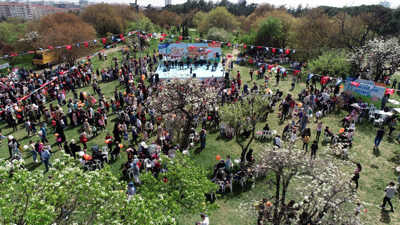 skdar Belediyesi tarafndan dzenlenen organizasyonla Valideba Korusu'nda 23 Nisan Ulusan Egemenlik ve ocuk Bayram etkinliini gerekletirildi.