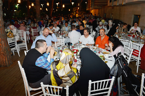 skdar Belediyesi alanlarnn nee ierisinde geen iftar program toplu olarak hatra fotoraf ekilmesiyle birlikte sona erdi.