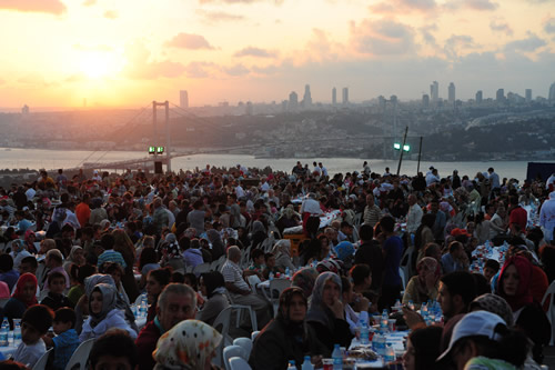 Türkiye'de ''Ramazan Çadırı'' geleneğini ilk olarak başlatan Üsküdar Belediyesi, Ramazan etkinliklerini, Osmanlı'dan günümüze Üsküdar'da yaşanan Ramazan gelenekleri ışığında zengin kültür ve medeniyet birikiminden ilhamla gerçekleştiriyor.