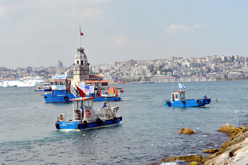 Çevre ve Şehircilik Bakanlığı tarafından başlatılan ''Denizimiz Temiz'' kampanyası kapsamında İstanbul Boğazı çöplerden arındırılıyor.