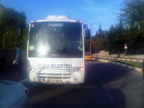 Tuzla ifaspor takm Haydarpaa sahasndaki msabakaya Tuzla Belediyesinin tahsis ettii son model otobsle gelip giderken