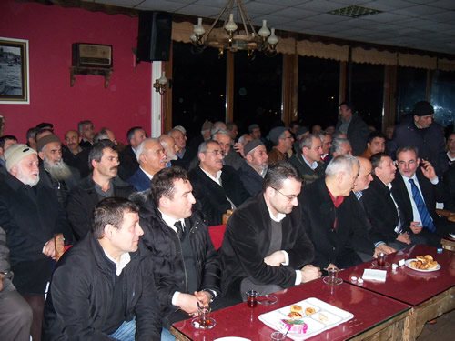 Ak Parti skdar le Bakanl, ''Mahalle Danma Meclisleri 2011'' adyla dzenledii toplantlarn ilkini Kirazltepe'de dzenledi.
