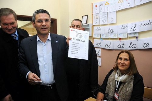 CHP stanbul l Bakan Ouz Kaan Salc da yesi olduu skdar ilesindeki Halil Rt lkretim Okulu'nda oy kulland.